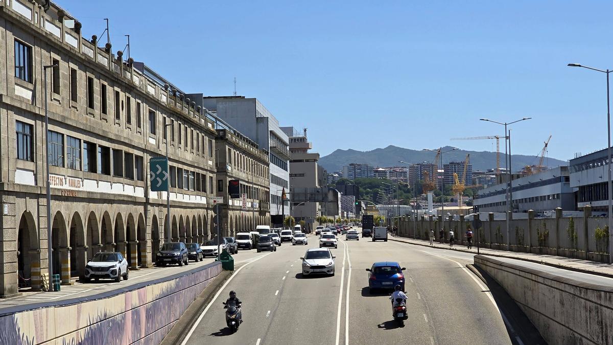 Boca del túnel en la avenida de Beiramar, con intenso tráfico.
