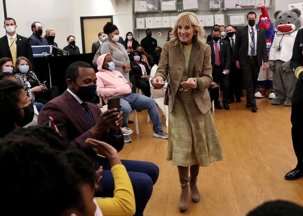 Jill Biden, primera dama de Estados Unidos, visita un centro de vacunación.