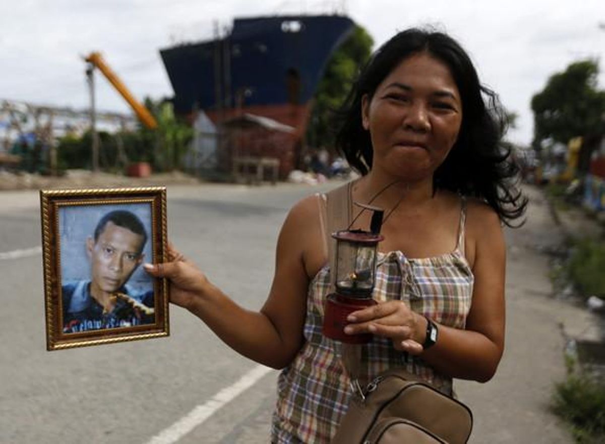 Una dona filipina mostra el retrat del seu marit mort en el tifó Haiyan el 2013 abans de buscar refugi en un centre d’evacuació a Tacloban.