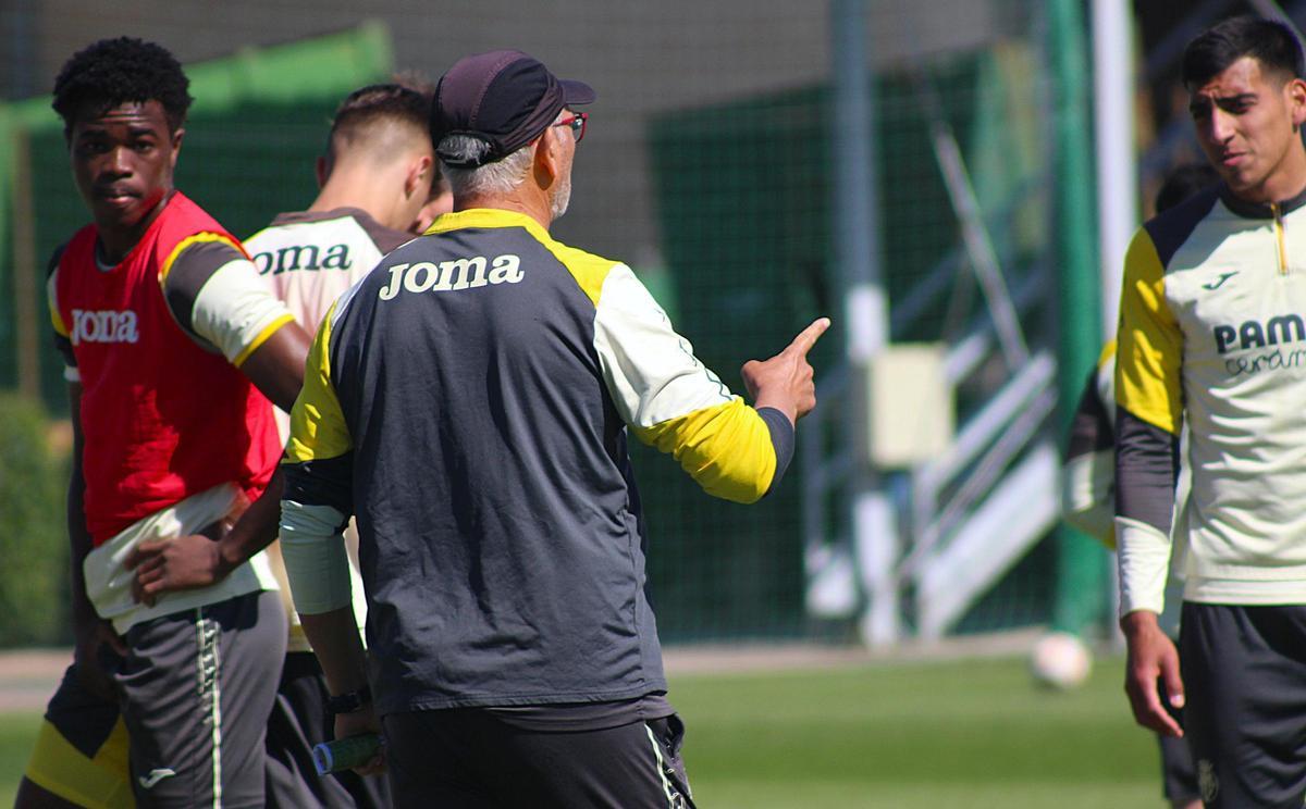 Miguel Álvarez da instrucciones a sus jugadores en el entrenamiento del miércoles.