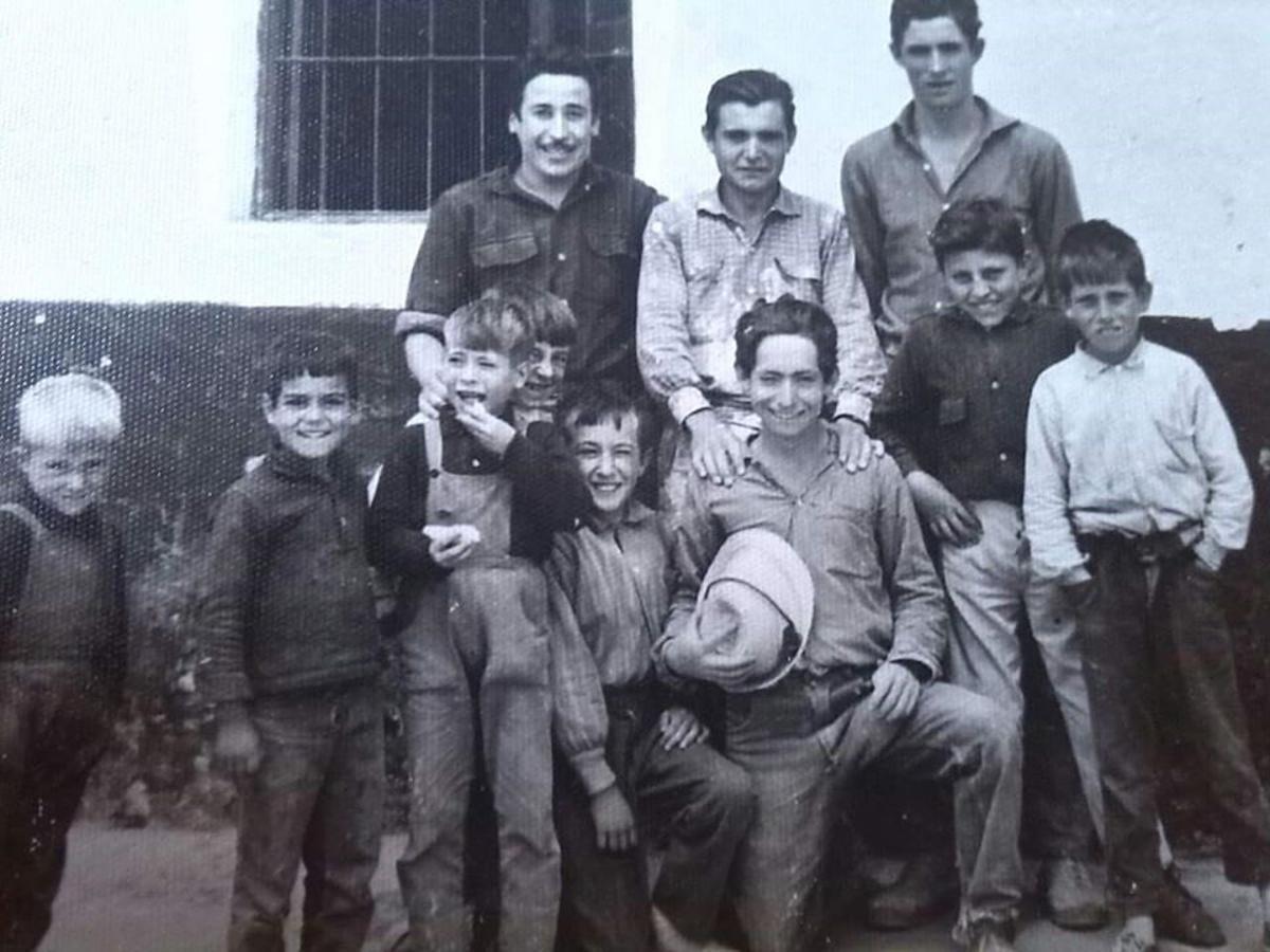 Foto de grupo de vecinos de Los Prados con Parrado, Agustín, Curro, Félix, Rebollo, Paco Sierra y Juan Miguel de Lerón, entre otros.