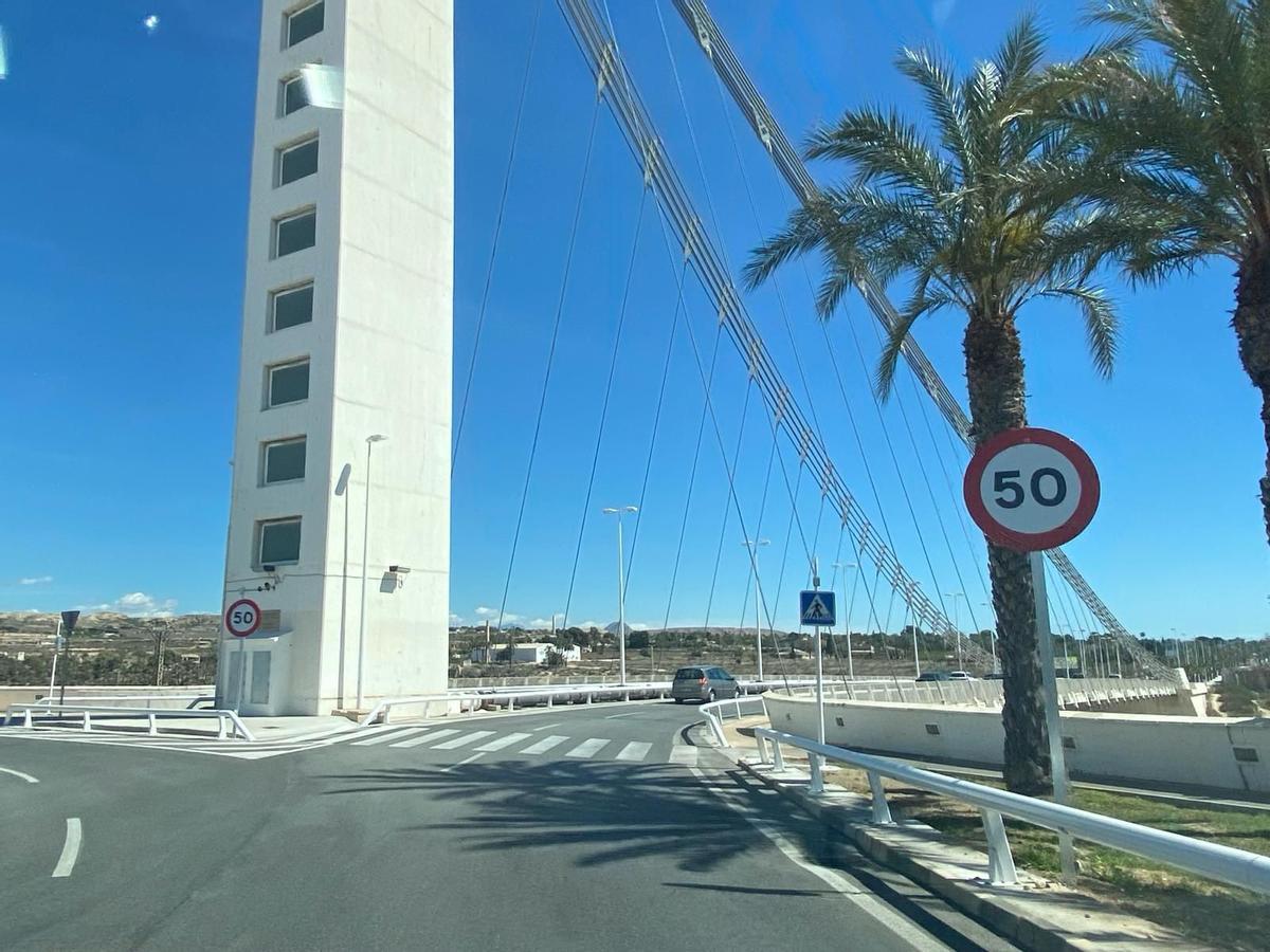 La nueva señalización de 50 kilómetros por hora recuperada sobre el Pont del Bimil.lenari.