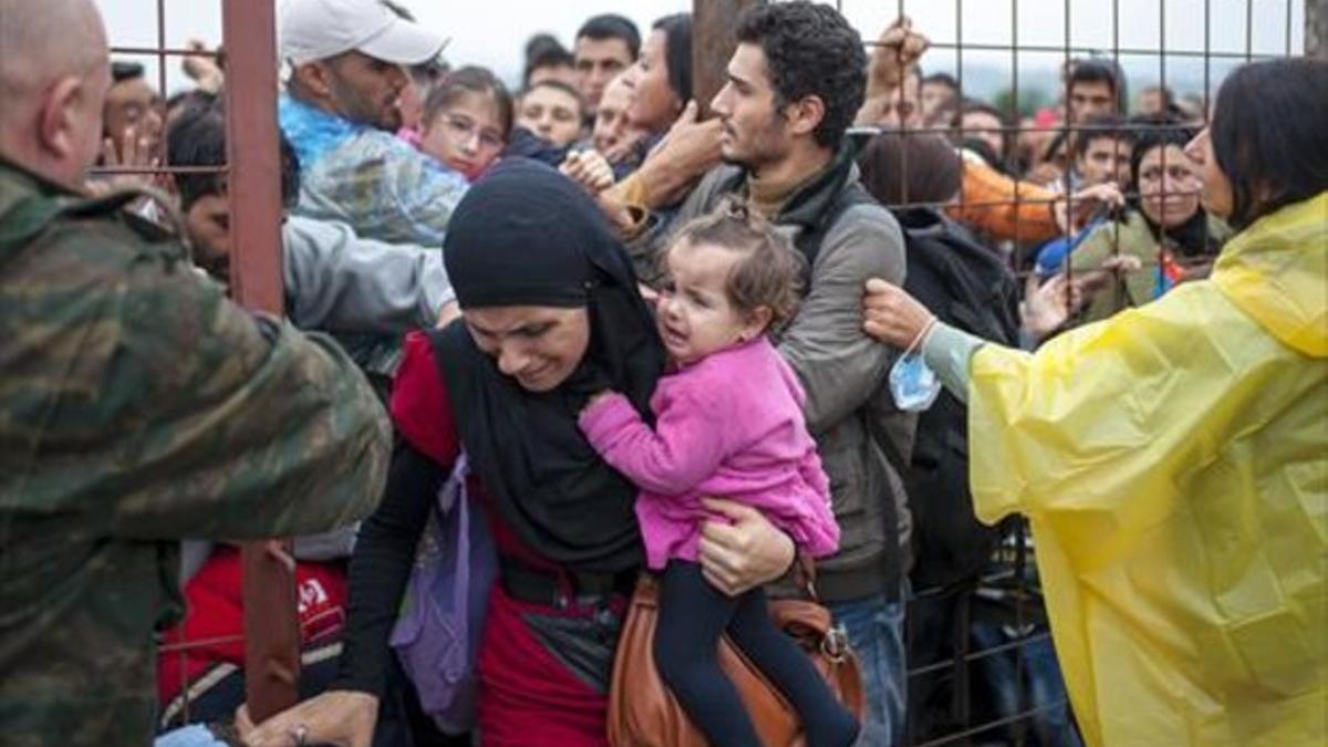 Huída 8 Sirios que han escapado de la guerra intentan entrar en un campo de refugiados de Macedonia.