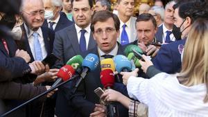 El alcalde de Madrid, José Luis Martínez-Almeida, atiende a los medios.