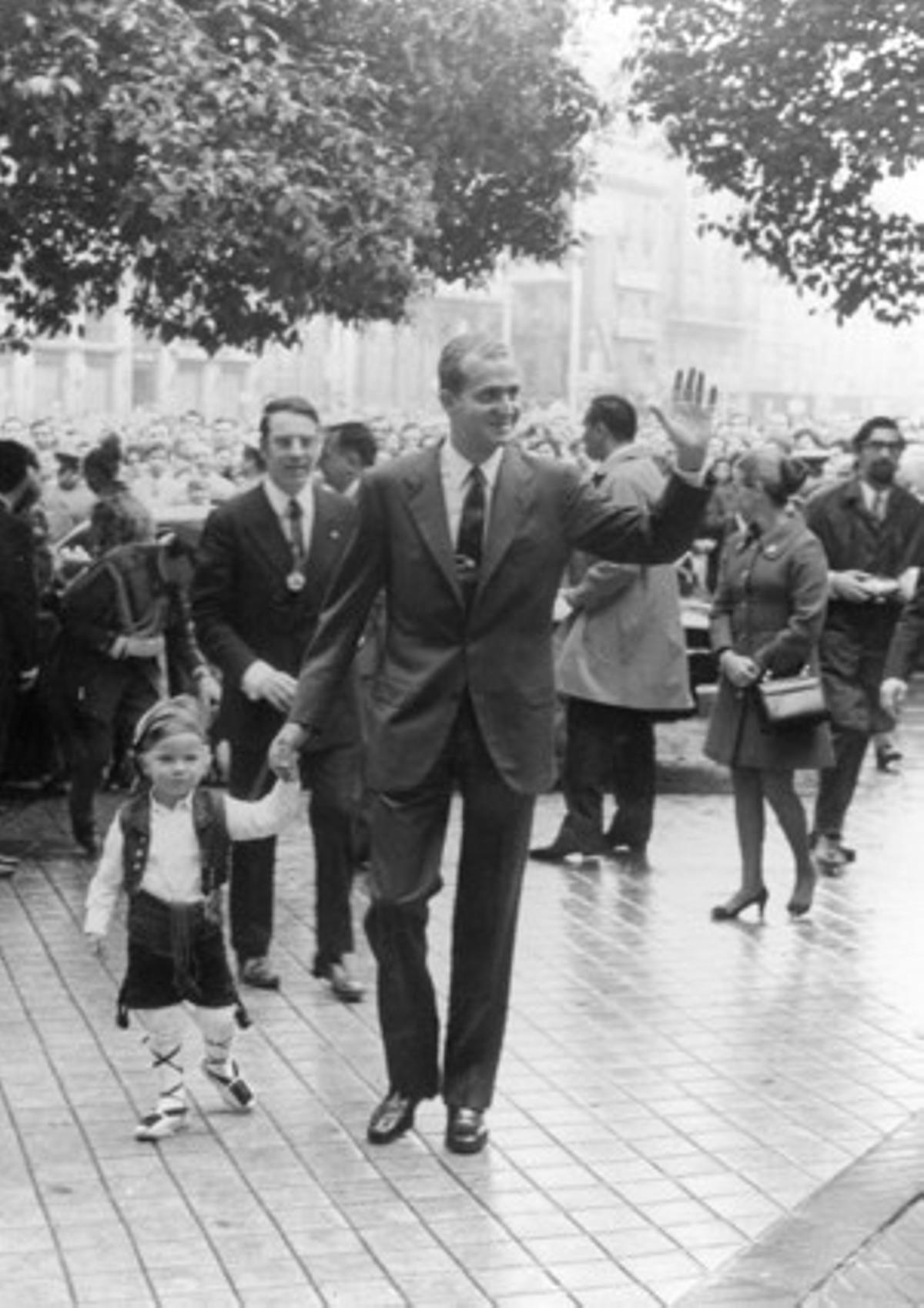 Zaragoza. Fiestas del Pilar de 1970. El príncipe Juan Carlos, acompañado del infante Felipe ataviado con un traje de maño.