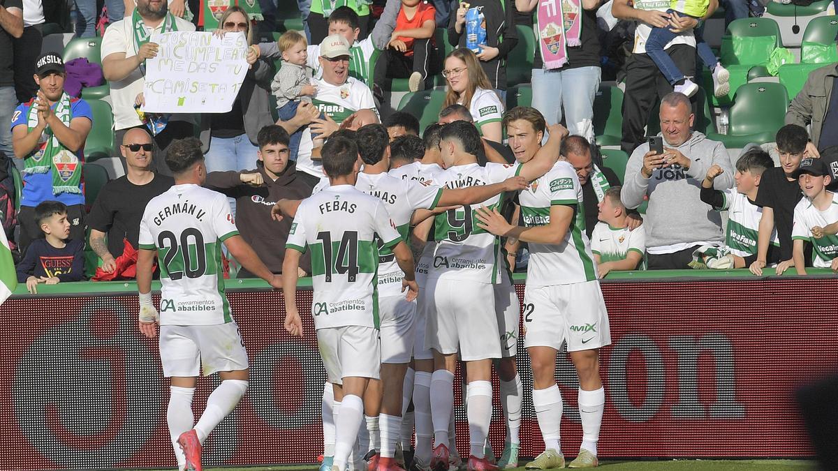 Los futbolistas del Elche celebran un gol ante el Albacete.