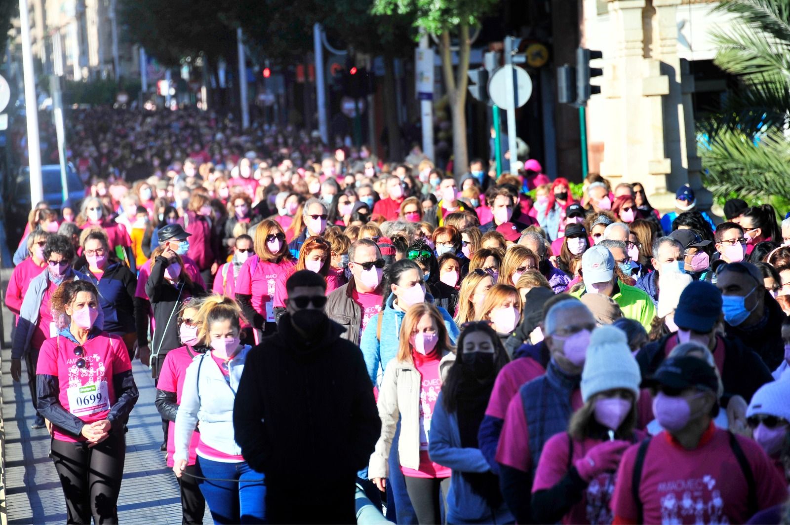 Marea rosa en Elche contra el cáncer de mama