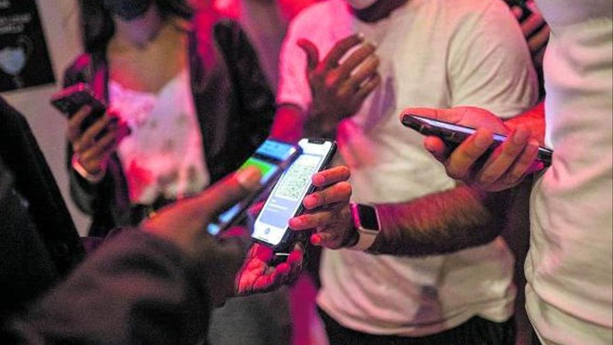 Els Mossos faran inspeccions «aleatòries» per garantir l’ús del passaport Covid