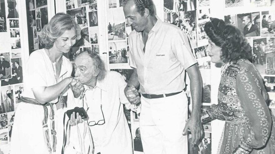 Dalí i Gala amb els reis Joan Carles i Sofia, a Cadaqués, l’agost del 1981.