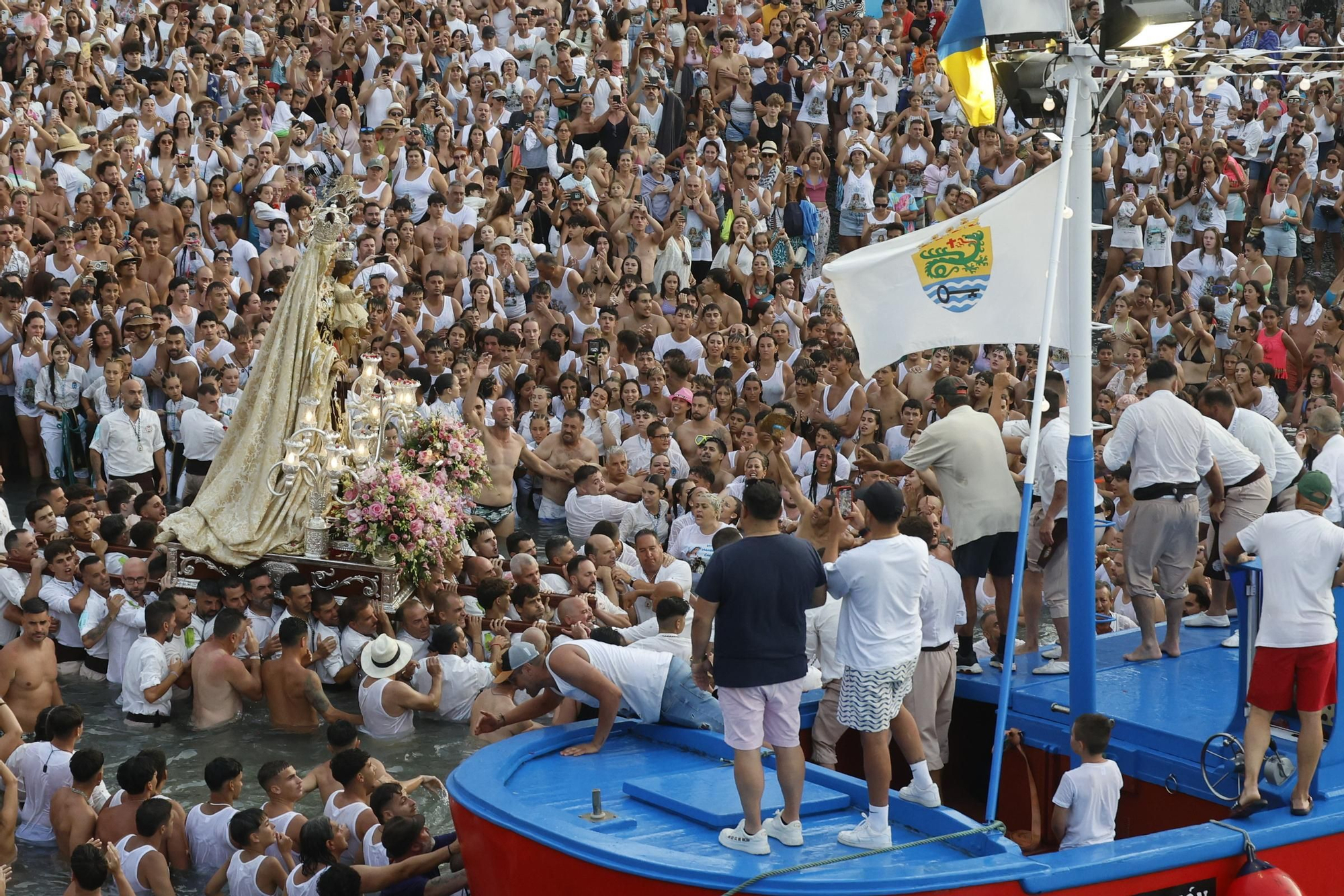 Embarcación de la Virgen del Carmen en el Puerto de la Cruz.