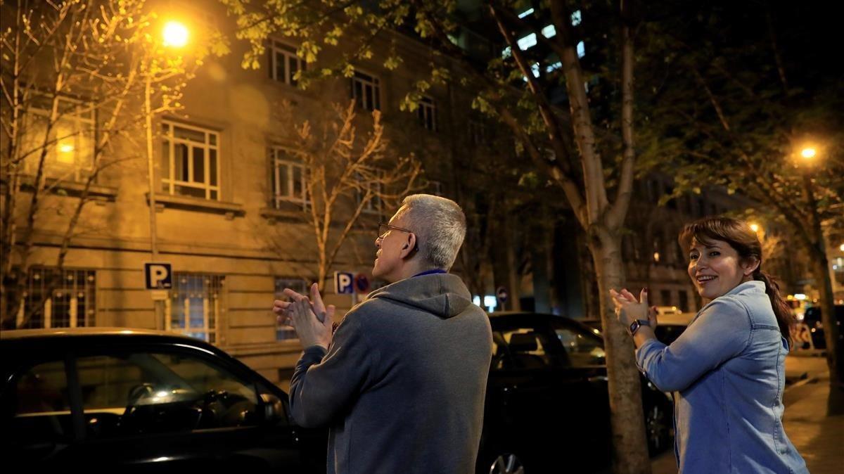 Ciudadanos aplauden la labor de los sanitarios frente al Hospital Universitario de la Princesa de Madrid, como homenaje a todos aquellos que están trabajando para combatir el coronavirus en España