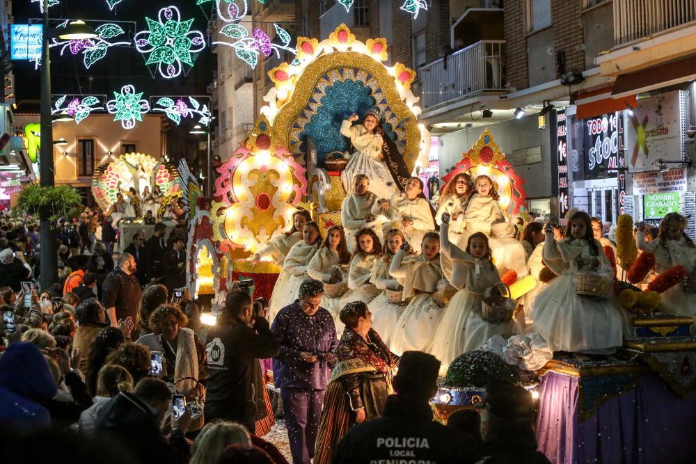 El desfile y el castillo de fuegos ponen fin a las fiestas patronales.