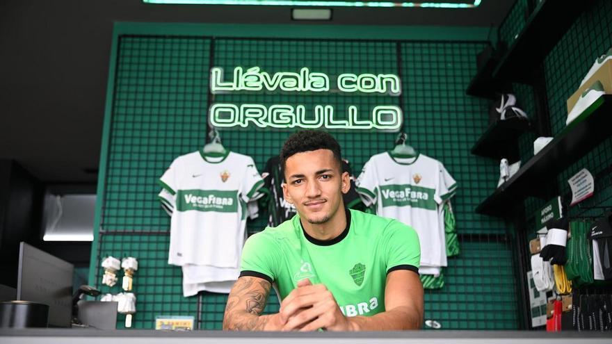 Álvaro Rodríguez, delantero del Elche CF: "Los resultados no reflejan el juego del equipo"