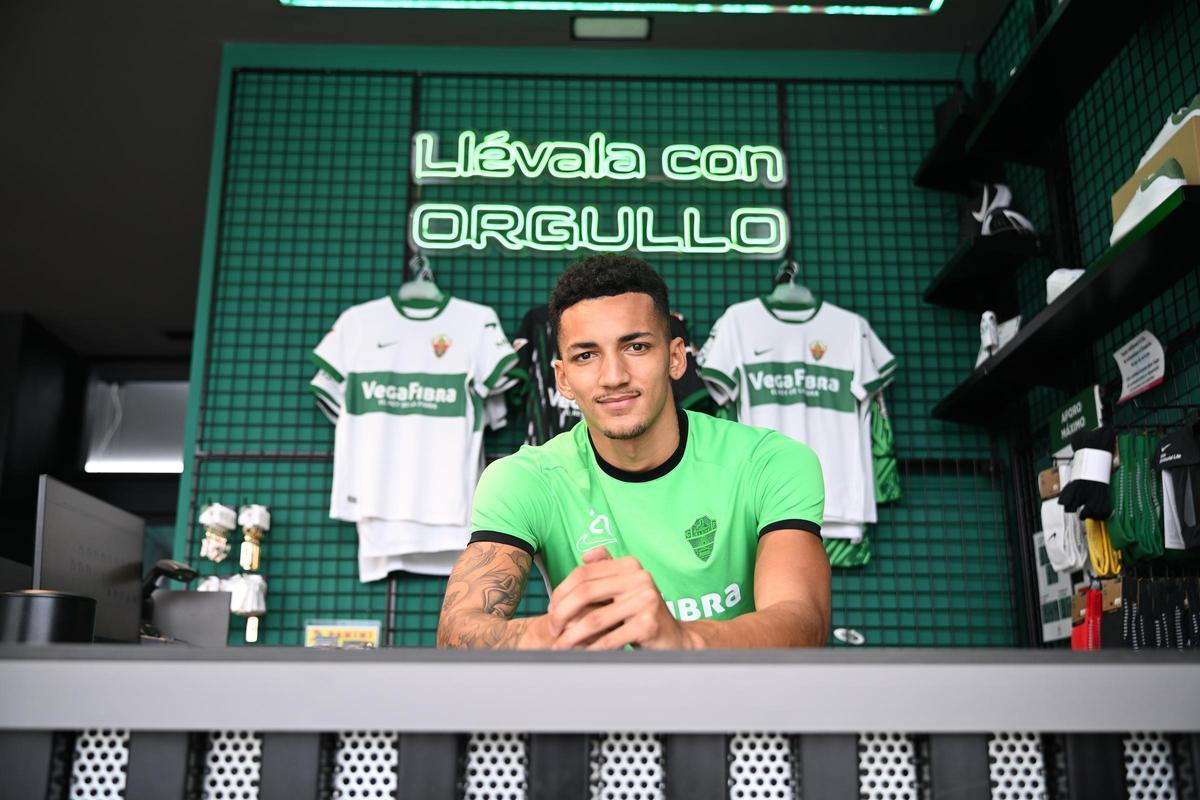 Álvaro Rodríguez, delantero del Elche CF: "Los resultados no reflejan el juego del equipo. Estoy seguro de que la victoria llegará pronto".