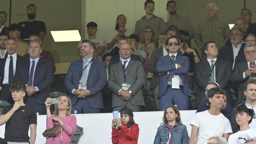 Palco de autoridades, con Bragarnik mirando a su derecha, en el último Elche CF - Atlético de Madrid