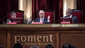 El ministro de Hacienda, Cristóbal Montoro, junto al presidente de Foment del Treball, Joaquim Gay de Montellá (a la derecha de la imagen), en un acto en mayo del 2016.