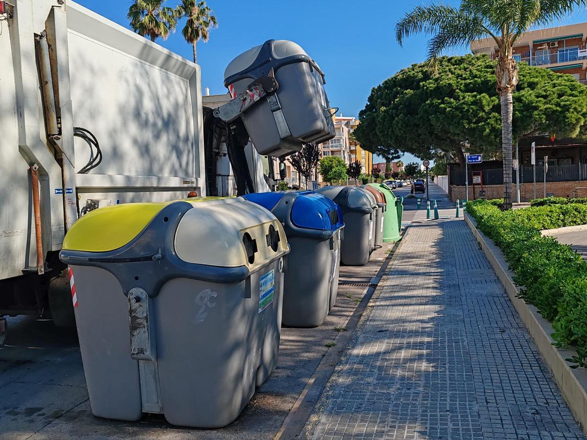 Vaciado de contenedores en Canet.