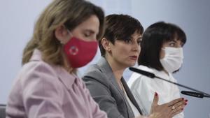 La portavoz del Ejecutivo, Isabel Rodríguez, junto a la vicepresidenta tercera, Teresa Ribera (i), y la titular de Ciencia, Diana Morant, en la rueda de prensa posterior al Consejo de Ministros de este 22 de marzo de 2022, en la Moncloa.