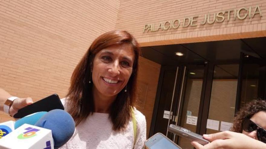 La exaclcaldesa Monica Lorente atendió a los medios de comunicación tras su declaración a la puerta del Juzgado de Orihuela