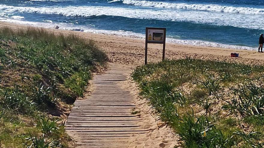 Acceso a la playa de Foxos, en Sanxenxo.  | // FDV