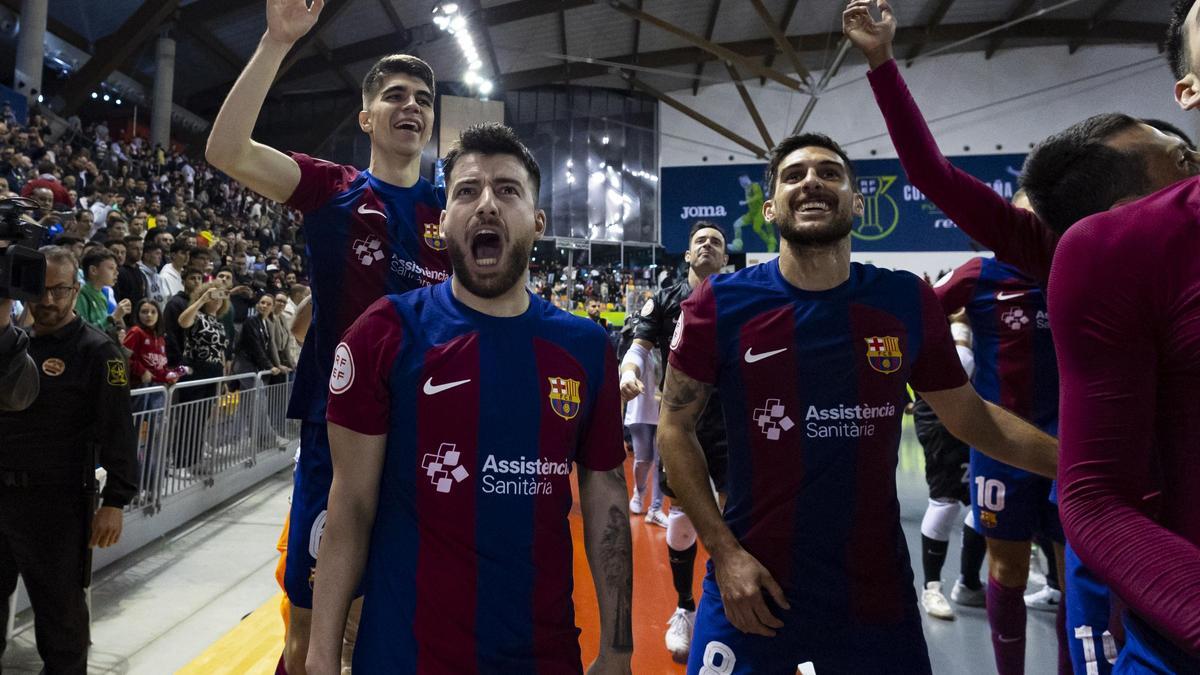 Los jugadores del Barça celebran el título de Copa