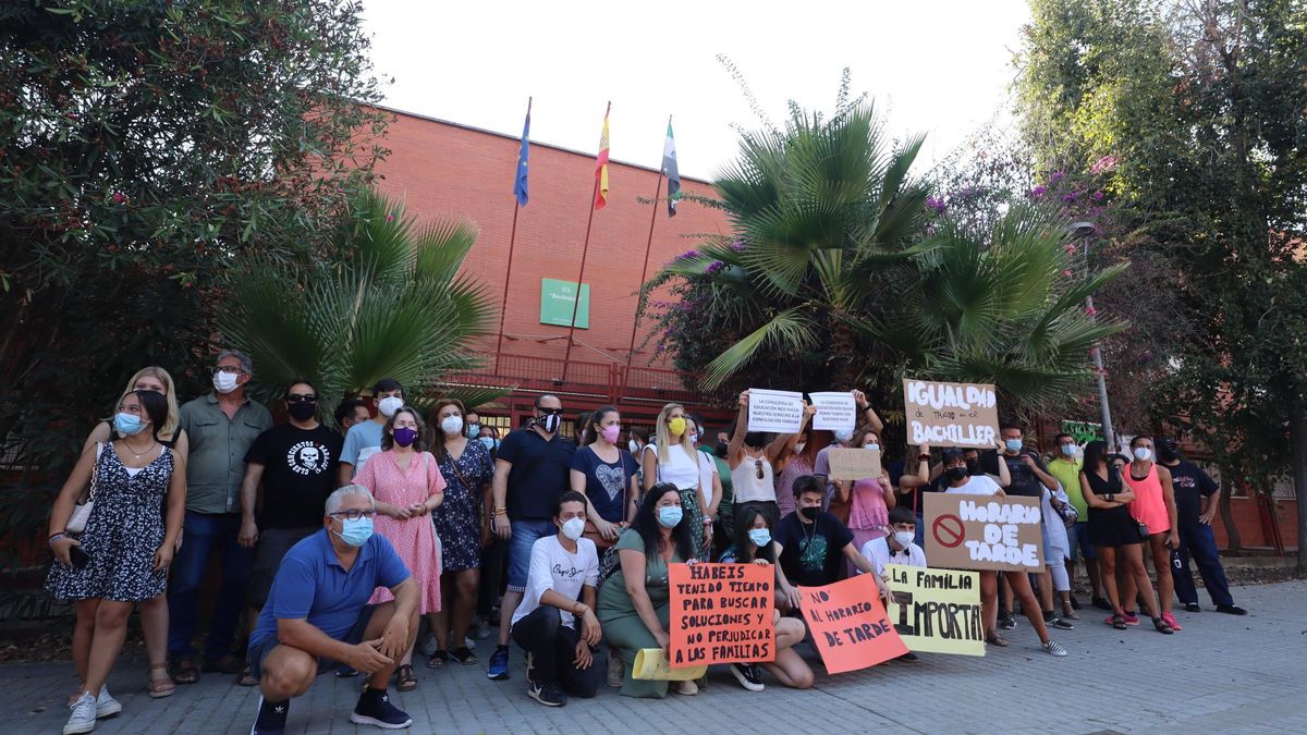 Padres, profesores y alumnos concentrados ante el Bioclimático el pasado 3 de septiembre.