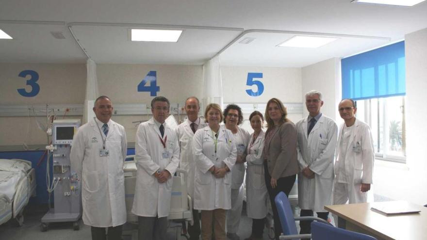 Responsables del centro sanitario, junto a la delegada de Salud.