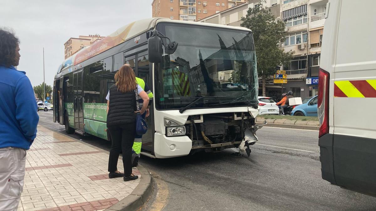 Autobús de la EMT accidentado este miércoles en Málaga en una colisión con un camión de grandes dimensiones.