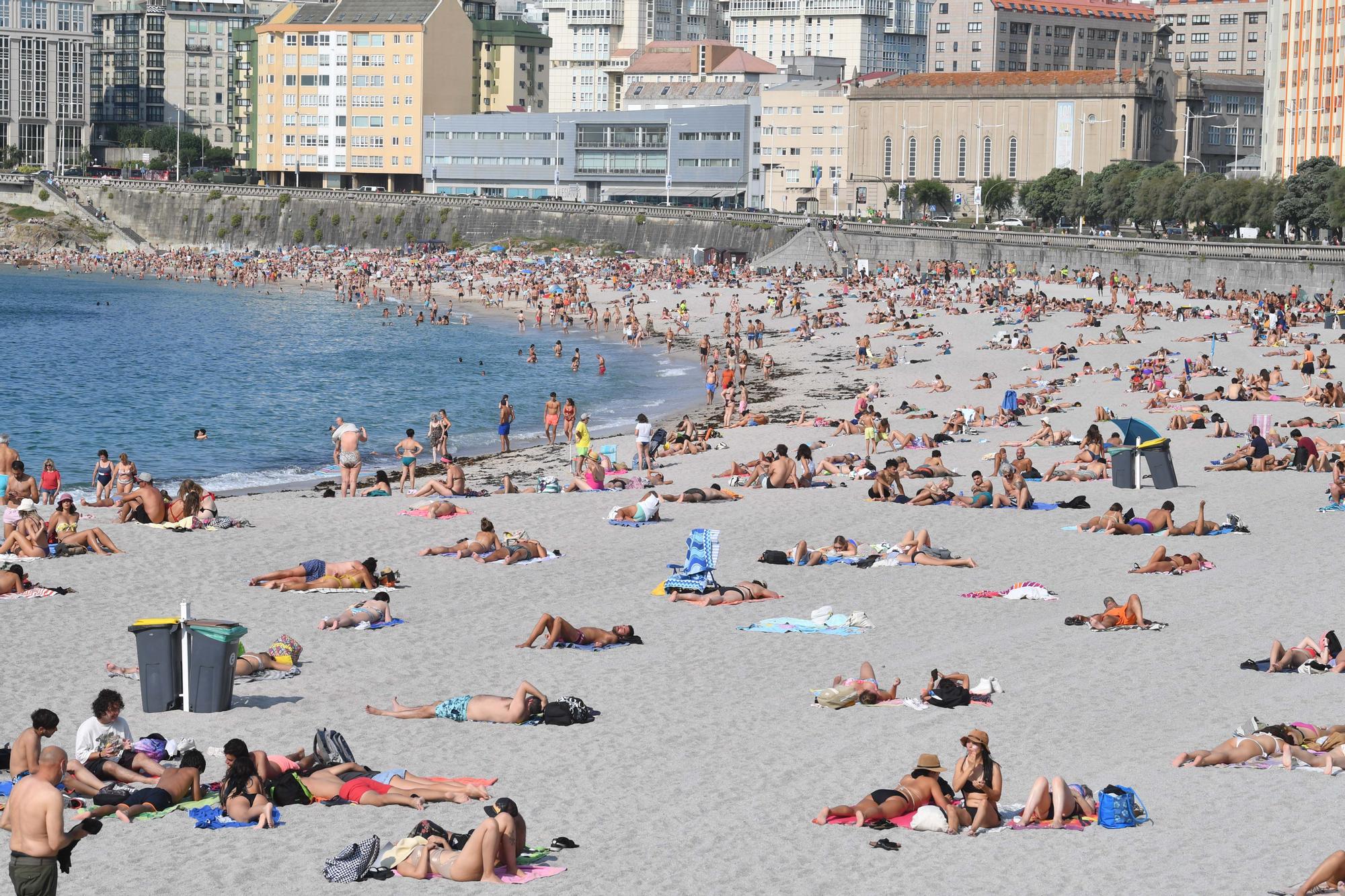 Las playas de A Coruña, abarrotadas con las mareas vivas