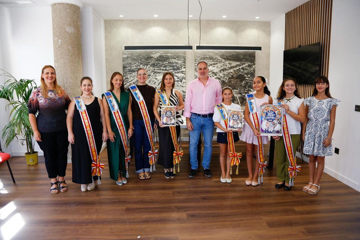 El alcalde de Sant Joan, Santiago Román, junto con las Reinas y Damas de las Fiestas 2025.