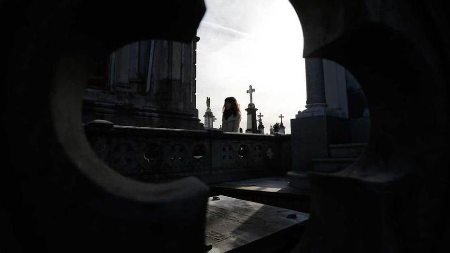 Algunos de los mausoleos de La Carriona vistos desde uno de los panteones ubicados en el pasillo central.