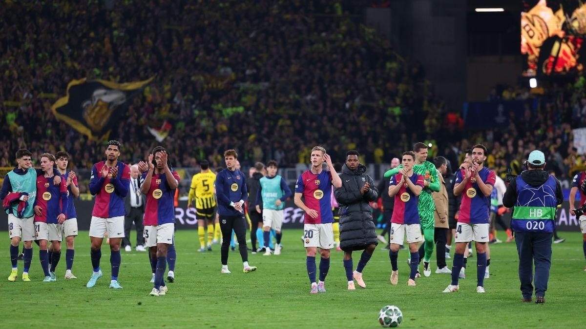 Barça players celebrate with the fans the pass to the semifinals
