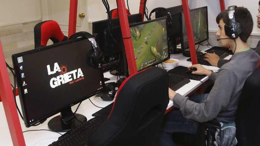 Jugadores de LoL en La Grieta. // A.V.