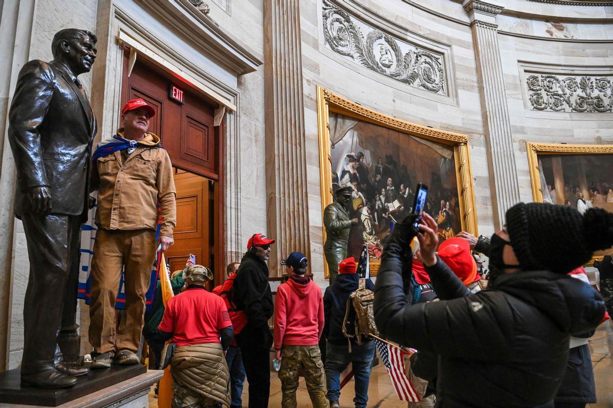 Supporters of US President Donald Trump enter the US Capitol’s Rotunda on January 6, 2021, in Washington, DC. - Demonstrators breeched security and entered the Capitol as Congress debated the a 2020 presidential election Electoral Vote Certification. (Photo by Saul LOEB / AFP)