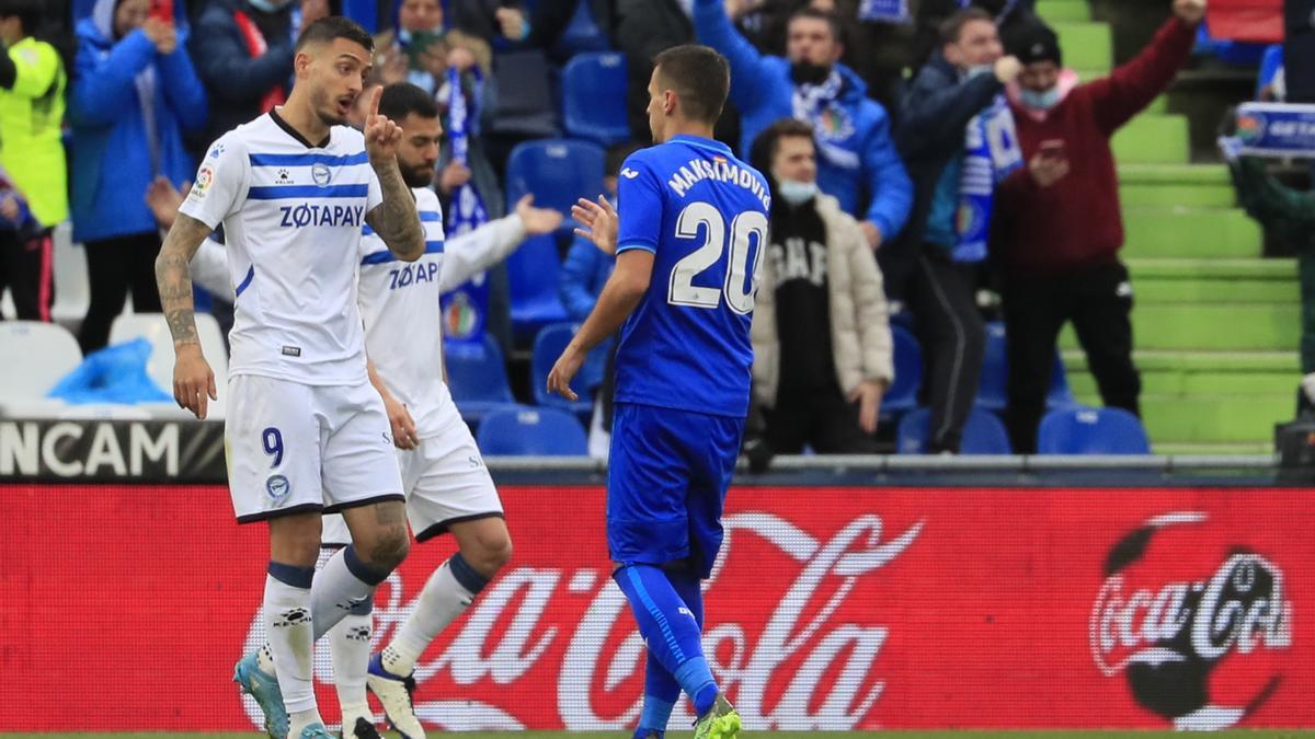 Una acción del Getafe-Alavés.