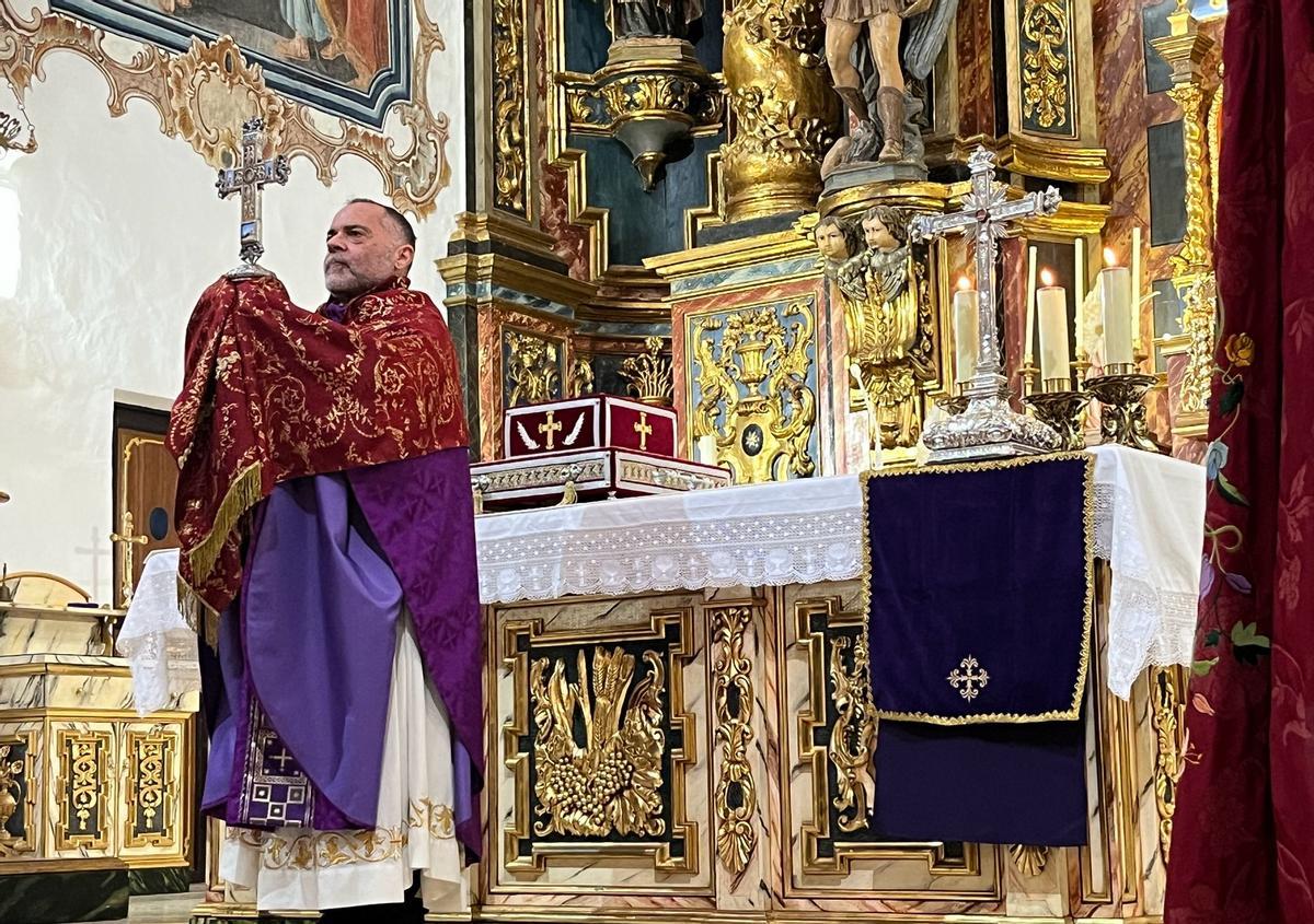 Los dos fragmentos de la verdadera Cruz de Cristo coincidieron en el altar mayor.