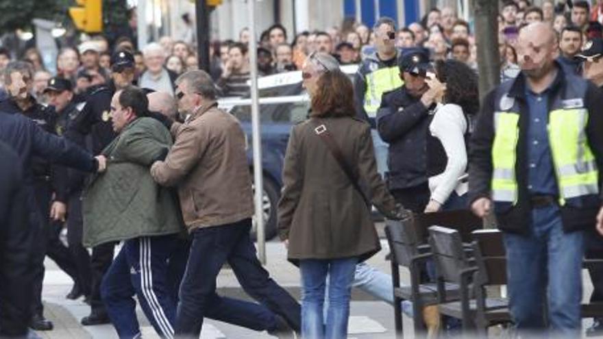 El atracador, en el momento de la detención tras el atraco en Gijón a un sucursal bancaria.