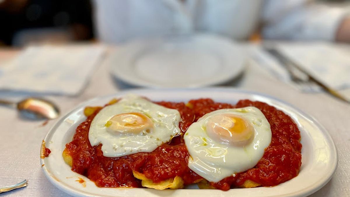 El plato de huevos fritos con patatas fritas del Bar Batato.