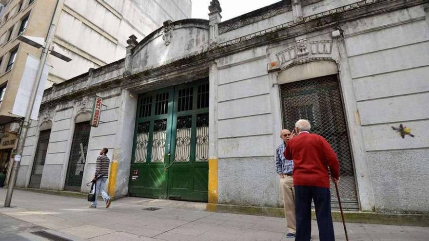 Edificio del Gran Garaje, cerrado desde hace unas semanas.