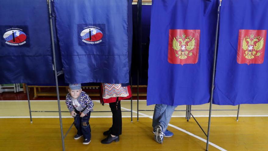 Dos personas votan en un colegio electoral de San Petersburgo.