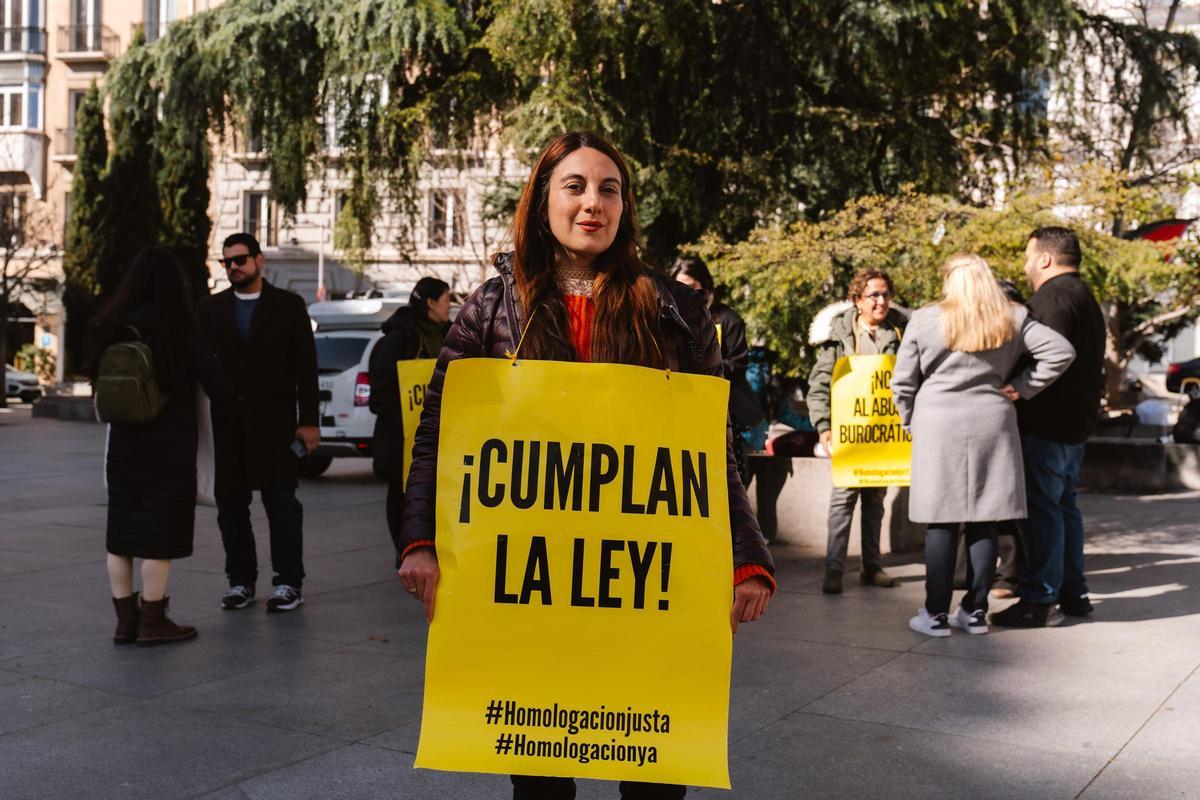 Una de las manifestantes ante el Congreso