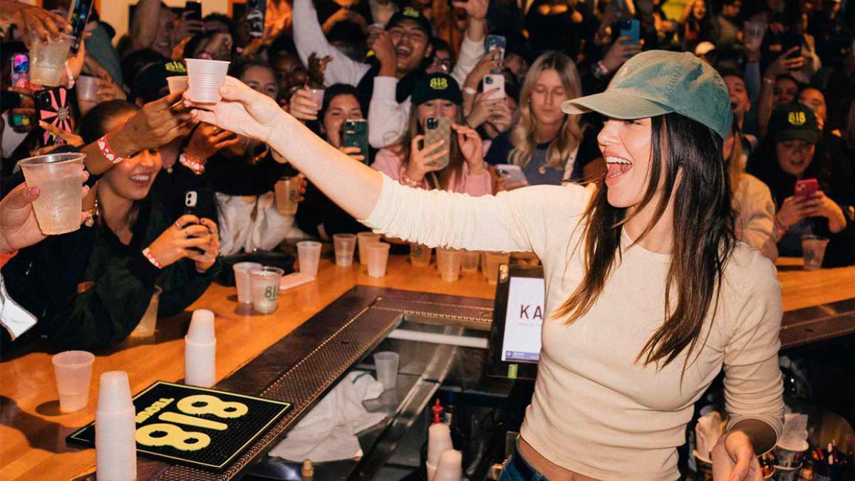 Kendall Jenner sirviendo alcohol en una fiesta de estudiantes en su '818 College Tour'