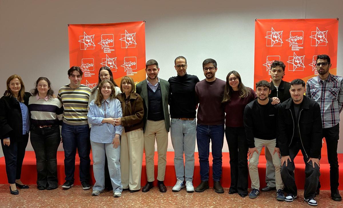 Giner, en el centro, con el alcalde y la nueva comisión ejecutiva.