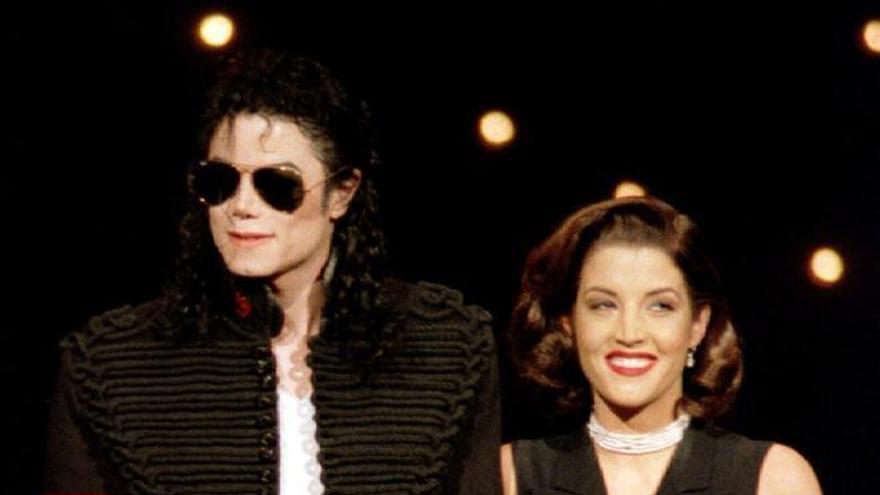 Lisa Marie Presley y Michael Jackson.