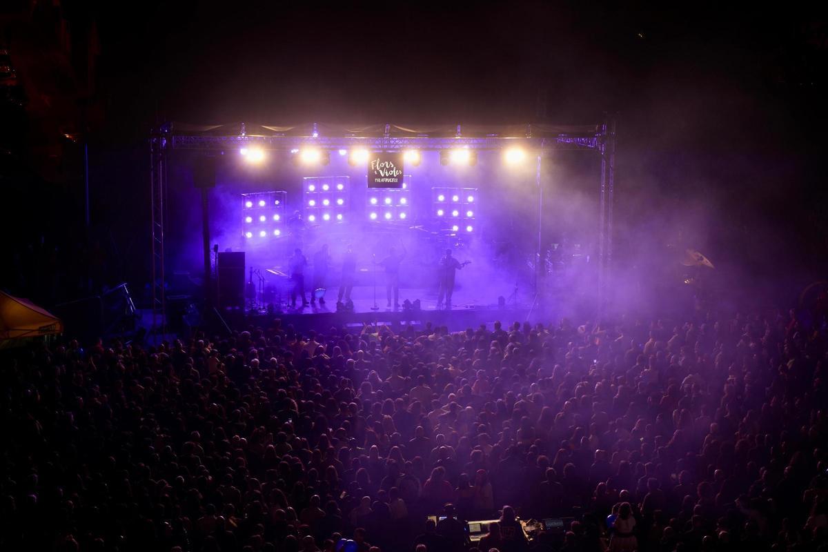 La Plaça de Can Mario, plena durant el concert d'Els Catarres