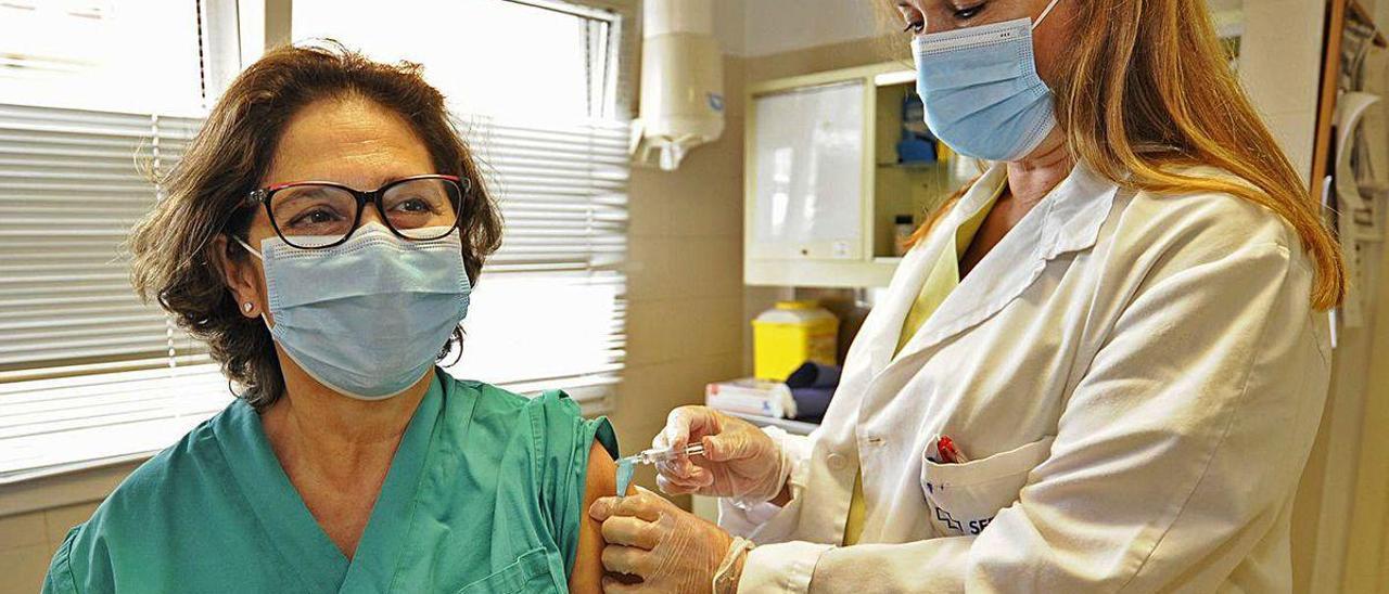 Vacunación del personal sanitario, ayer, en el centro de salud de A Estrada.