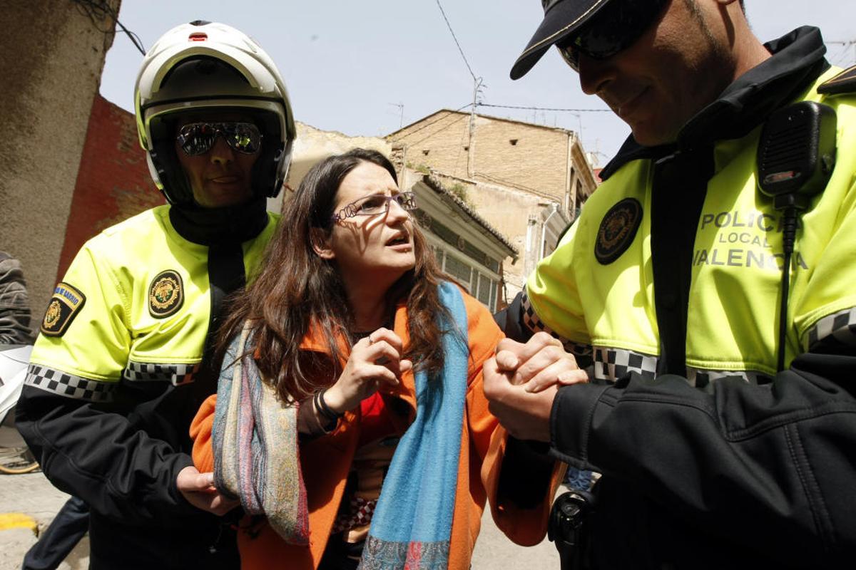 2010. Mónica Oltra, desalojada por agentes de policía durante las cargas. F. Montenegro