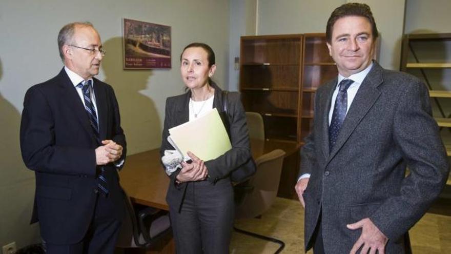 De izda. a derecha, el presidente de la Audiencia, Vicente Magro, la presidenta del TSJ, Pilar de la Oliva, y el decano, Juan Carlos Cerón.