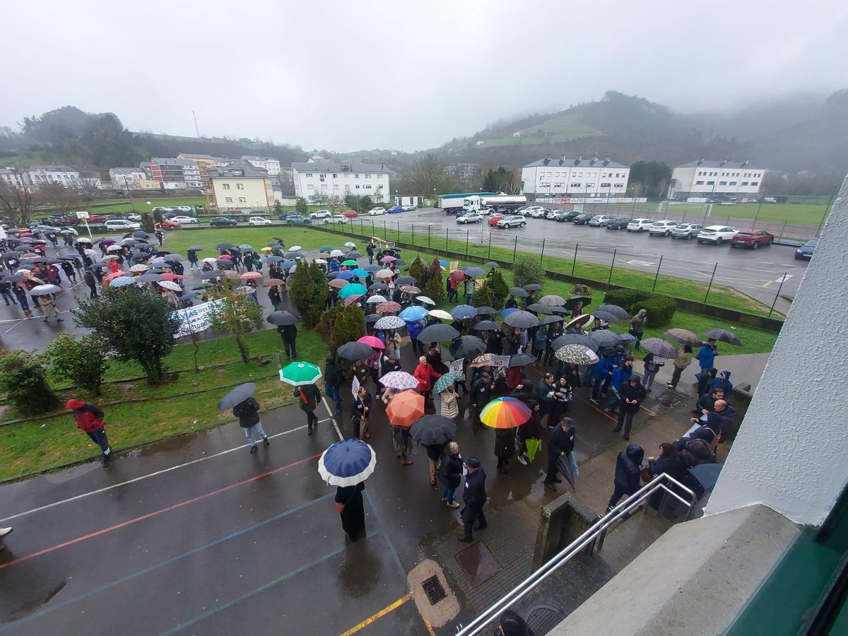 En imágenes: Una multitud reclama en Trevías un cambio de ubicación para la depuradora