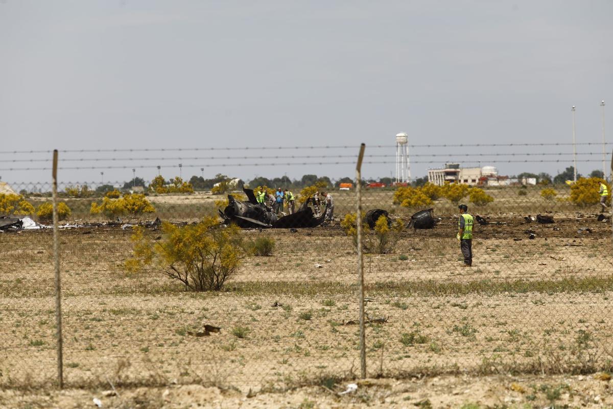 Restos del caza F18 en la Base Aérea de Zargoza.